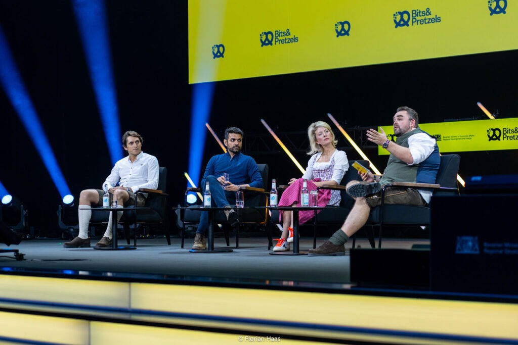 Riesiger Bagger auf der Bauma