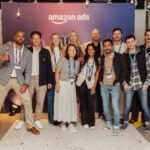Gruppenfoto von Teilnehmern vor der Amazon Ads Eventwand bei einem Event in München