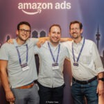 Teilnehmer vor der Amazon Ads Brandingwand während eines Events in München