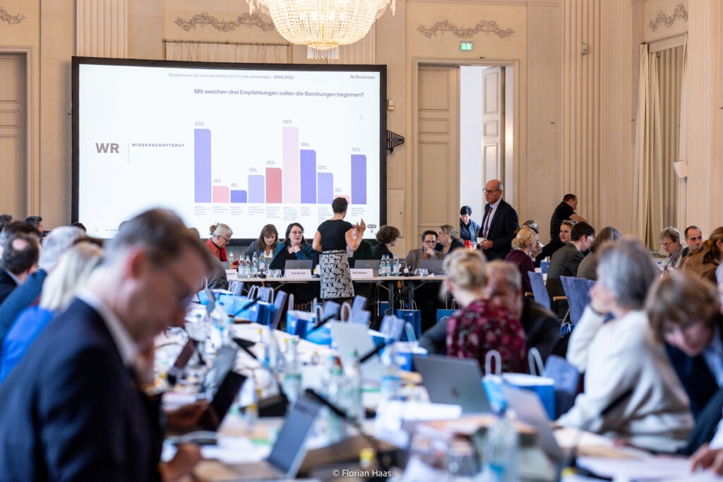 Sitzungssaal vor der Vollversammlung des Wissenschaftsrats in München