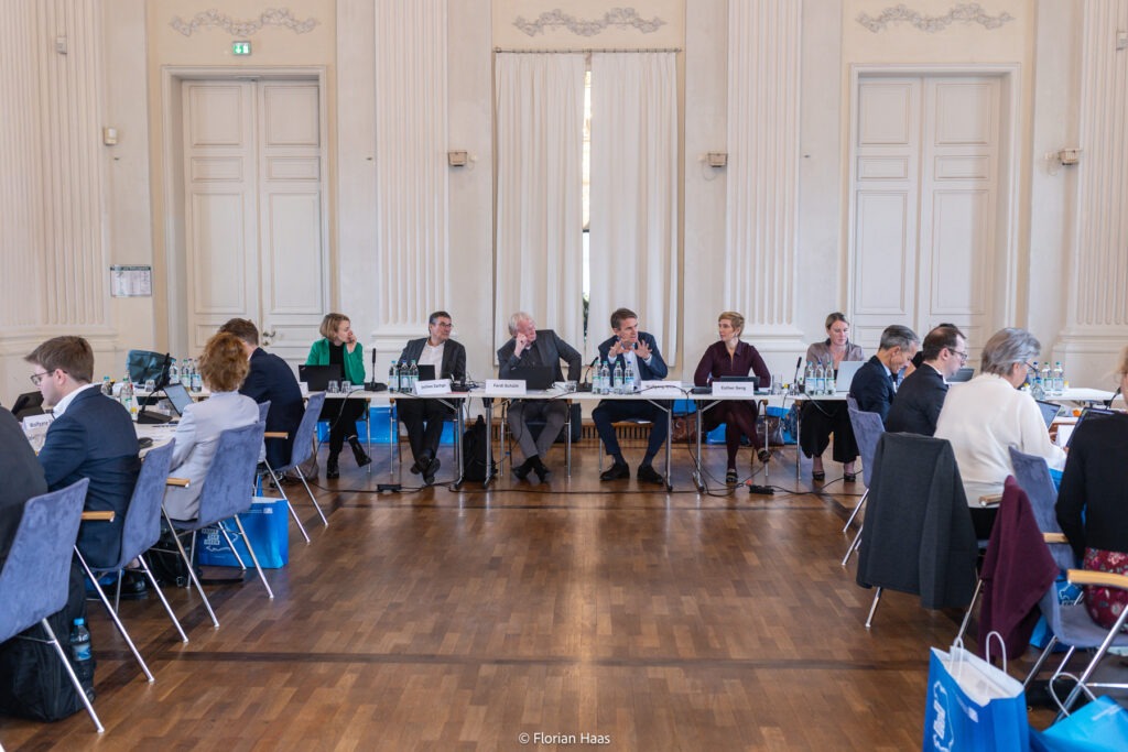 Sitzungssaal vor der Vollversammlung des Wissenschaftsrats in München