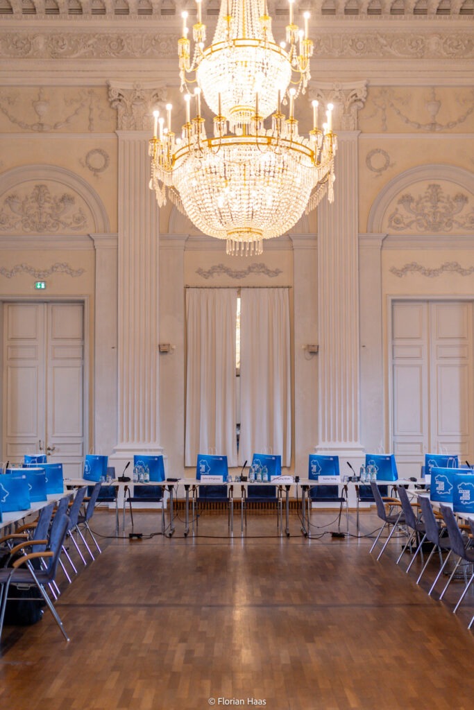Sitzungssaal vor der Vollversammlung des Wissenschaftsrats in München