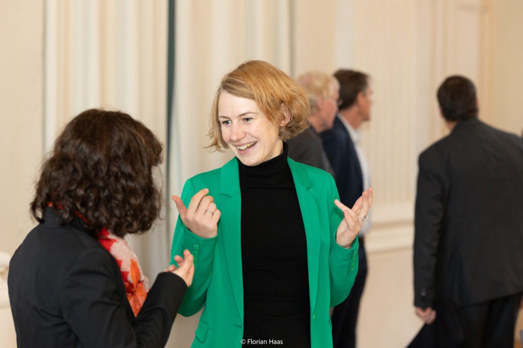 Gespräch zwischen Teilnehmern während der Vollversammlung des Wissenschaftsrats in München