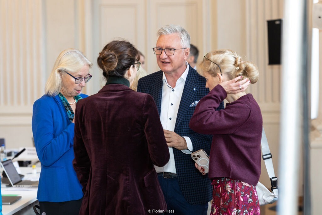 Gespräch zwischen Teilnehmern während der Vollversammlung des Wissenschaftsrats in München