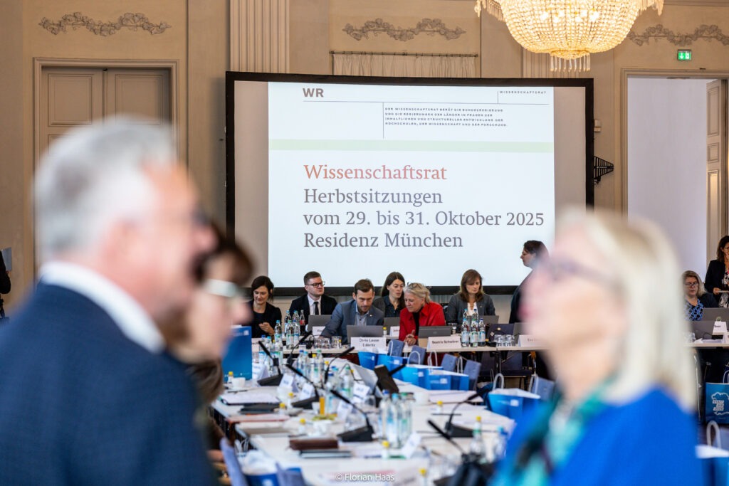 Sitzungssaal bei der Vollversammlung des Wissenschaftsrats in München