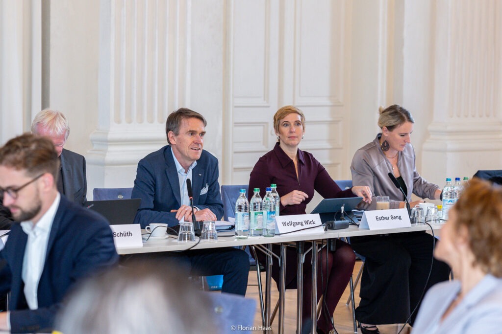 Generalsekretärin Esther Seng während der Vollversammlung des Wissenschaftsrats in München