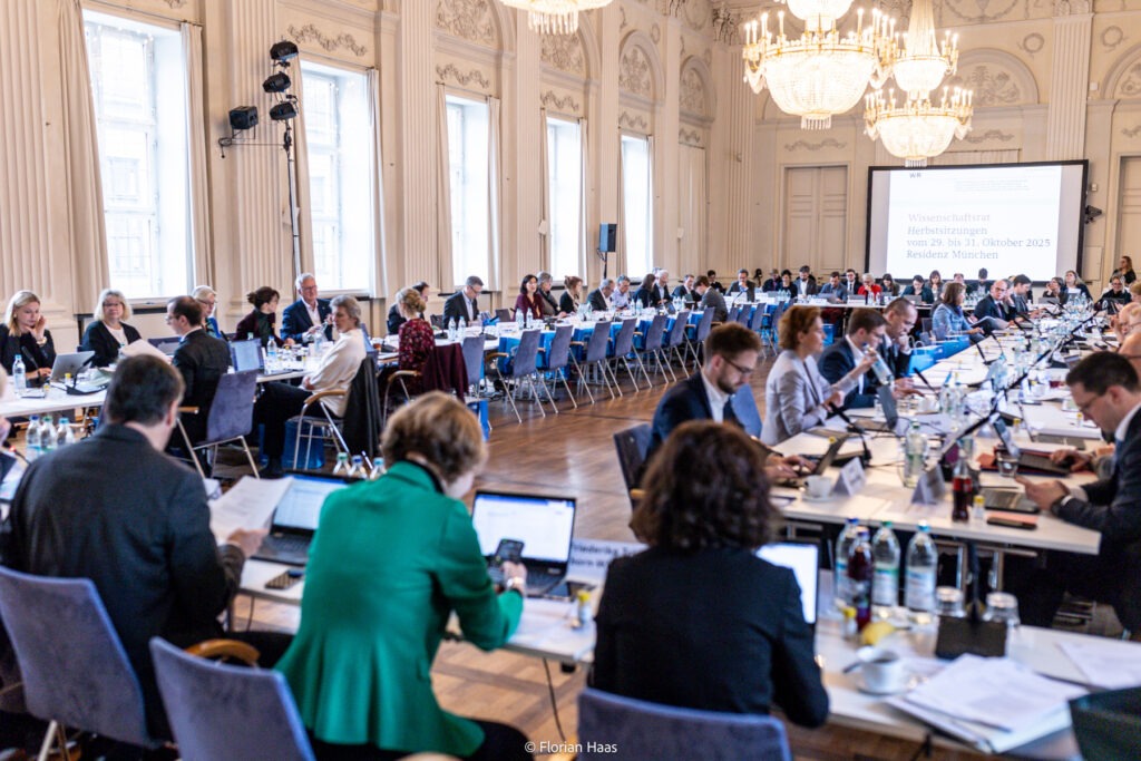 Sitzungssaal bei der Vollversammlung des Wissenschaftsrats in München